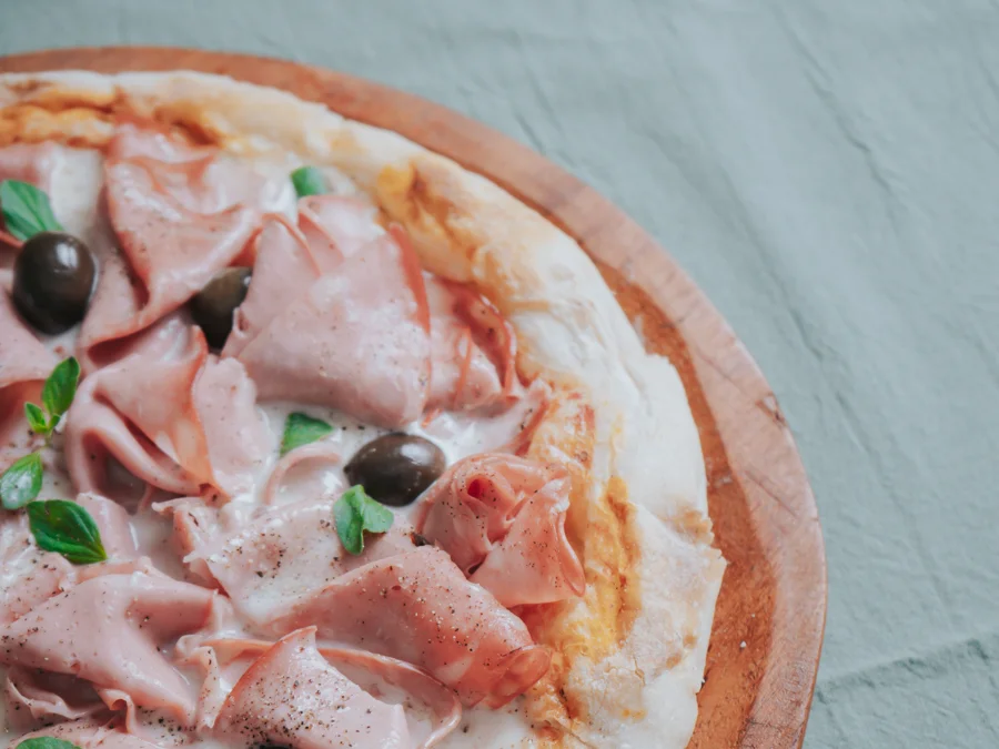 Pizza de Mortadela con Pistachos